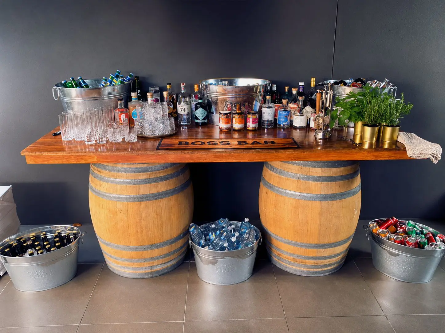 Barrel bar an Galvanised tubs